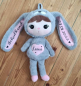 Preview: Kuscheliger, personalisierbarer Hase in grau-rosa, 50 cm groß, aus weichem Plüsch, ideal als Geschenk für Babys und Kleinkinder.