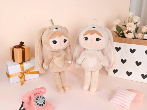 Karamell- und Hellbeige-farbener Kuschelhase, personalisierbar mit Name und Geburtsdatum, ideal für das Kinderzimmer