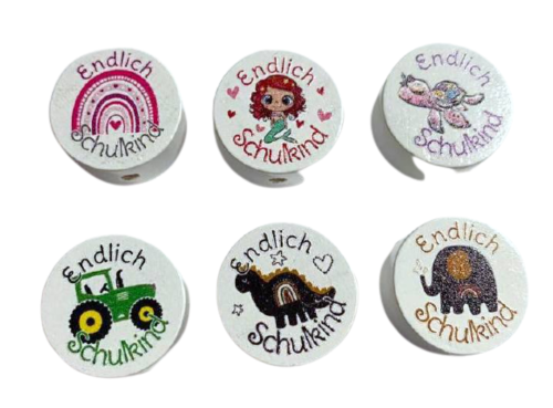 Sechs runde Holzperlen mit “Endlich Schulkind” Motiv – Regenbogen, Meerjungfrau, Elefant, Traktor, Schildkröte und Hase. Perfekt für Rechenketten & Geschenke zur Einschulung.