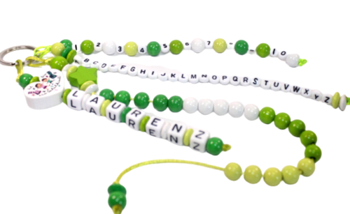 Personalisierte Rechenkette 'Ich bin ein Schulkind' in Grün - mit Namen & ABC Perlen. Perfektes Geschenk zur Einschulung, spielerisches Zahlenlernen für Kinder