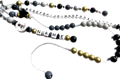 Personalisierte Rechenkette Superheld mit Namen - stilvolles Design in Schwarz, Weiß, Gold. Perfekt als Geschenk zur Einschulung, spielerisch Zahlen lernen und mit ABC-Perlen.