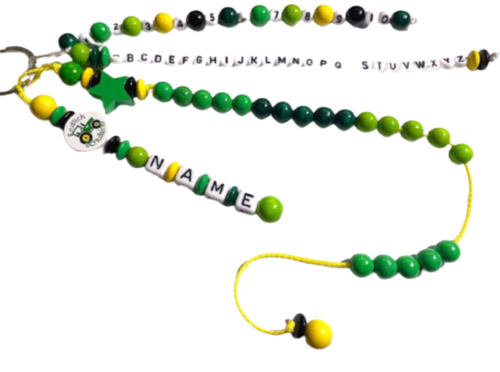 Personalisierte Rechenkette mit Namen in Grün-Gelb, Traktor-Design & ABC-Zahlenreihe – ideales Einschulungsgeschenk für Kinder.