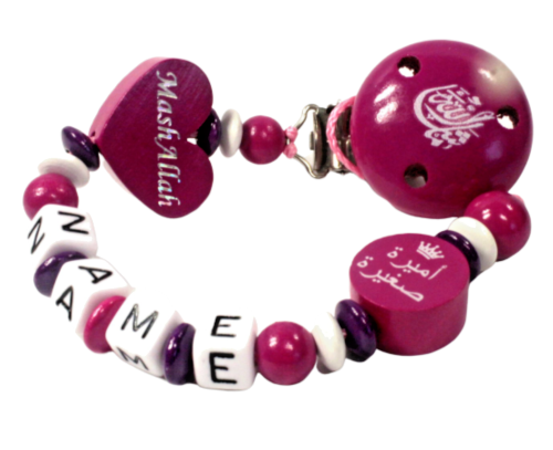 Personalisierte Schnullerkette „Mashallah“ in den Farben Pink, Weiß und Purpurlila mit dem „Mashallah“-Motiv sowie „Kleine Prinzessin“ in arabischer Schrift.