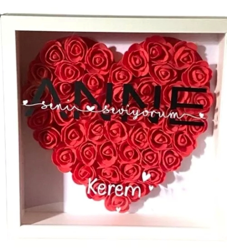 Personalisierter 3D Rosenrahmen Herz mit Kunstrosen, personalisiert mit dem Text „Anne, seni seviyorum“ (Mama, ich liebe dich), ideal als Muttertagsgeschenk, aus hochwertigem Holz und Acrylglas, mit realistischen Kunstrosen in Herzform und 3D-Effekt.