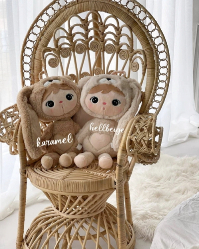 Kuscheltier Hase in Karamell und Hellbeige, personalisierbar mit Namen und Geburtsdaten, perfektes Geschenk für Jungen und Mädchen