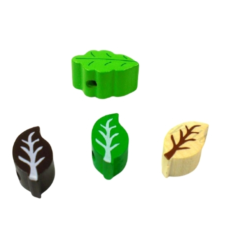Vier verschiedene Holzperlen in Blattform in Grün, Braun und Natur. Ideal als dekorative Elemente für Schnullerketten, Greiflinge oder andere Baby-Accessoires.