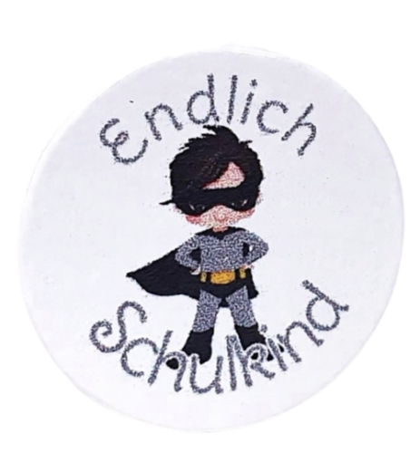 Runde Holzperle mit 'Endlich Schulkind' und Superhelden-Motiv für Rechenkette und Einschulungsgeschenk