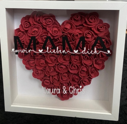 Personalisierter 3D Rosenrahmen Herz mit Kunstrosen, personalisiert mit dem Text „Mama, wir lieben dich“, ideal als Muttertagsgeschenk, aus hochwertigem Holz und Acrylglas, mit realistischen Kunstrosen in Herzform und 3D-Effekt.