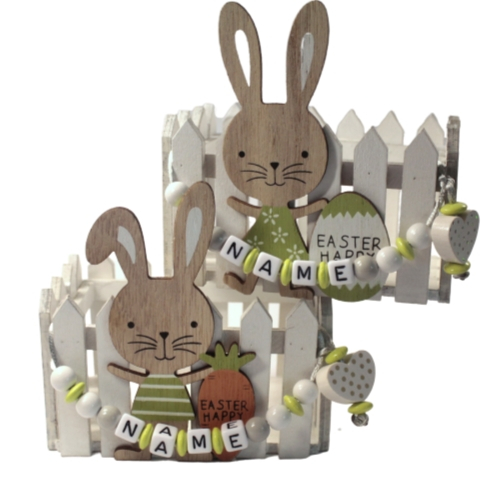 Weißes Holz-Osterkörbchen mit Herzanhänger, Holzperlen und Kunststoffbuchstaben