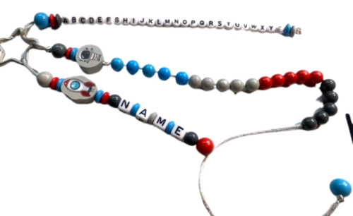 Personalisierte Rechenkette Weltall mit Namen, Raketen- und Astronauten-Motiv, ABC und Zahlen bis 20, Einschulungsgeschenk für Jungen