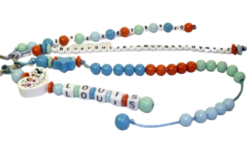 Bunte Rechenkette mit Namen, ABC-Zahlenreihe & Holzperlen – perfektes Geschenk zur Einschulung für Jungen & Mädchen.