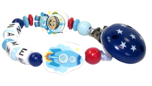 Personalisierte Schnullerkette Astronaut mit Rakete und Namen des Kindes, ergänzt mit einem Sternenclip in dunkelblau, rot und skyblau – perfekt für kleine Entdecker!