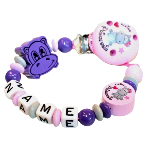 Personalisierte Schnullerkette in Lila mit Nilpferd-Motiv. Enthält Namenswürfel, Holzperlen und einen Befestigungsclip mit "Kleine Prinzessin"-Design. Handgefertigt und ideal als Babygeschenk.