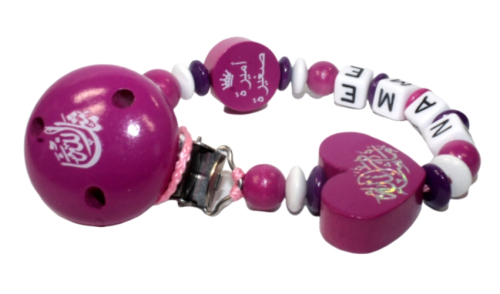 Personalisierte Schnullerkette Mashallah für Mädchen in Pink, Weiß und Purpurlila mit Mashallah-Motiv und „Kleine Prinzessin“ in arabischer Schrift.
