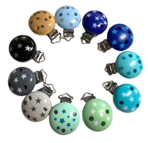 Detailaufnahme des Sternen-Clips auf der handgefertigten Feuerwehr-Schnullerkette