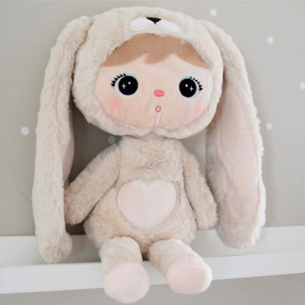Kuscheliger Hase in Karamell und Hellbeige, personalisierbar mit Namen und Geburtsdaten – ideal für Mädchen und Jungen