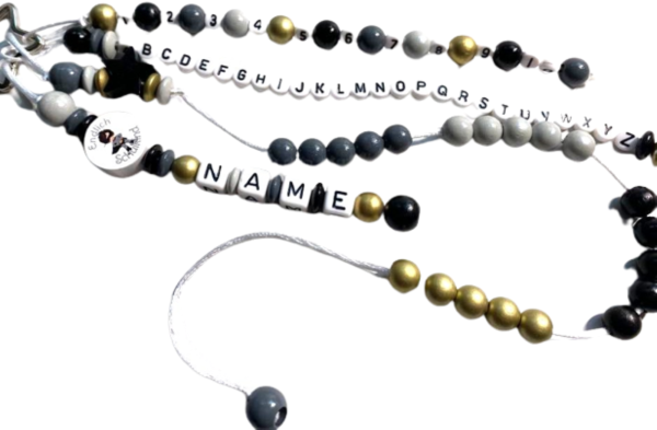 Personalisierte Rechenkette Superheld mit Namen - stilvolles Design in Schwarz, Weiß, Gold. Perfekt als Geschenk zur Einschulung, spielerisch Zahlen lernen und mit ABC-Perlen.