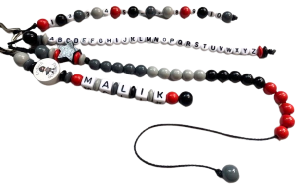 Rechenkette mit Namen in Schwarz-Rot-Grau, Superhelden-Design, ABC-Zahlenreihe & Holzperlen – ideales Geschenk zur Einschulung für Jungen.