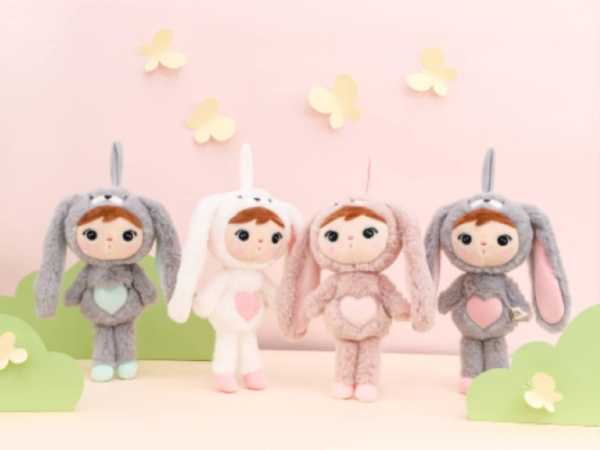 Kuscheliger Hase in 4 Farben von Metoo, ideal für Babys und kleine Kinder, mit personalisierbarem Design und weichem Plüschmaterial.