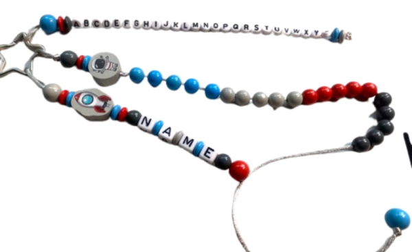 Personalisierte Rechenkette Weltall mit Namen, Raketen- und Astronauten-Motiv, ABC und Zahlen bis 20, Einschulungsgeschenk für Jungen