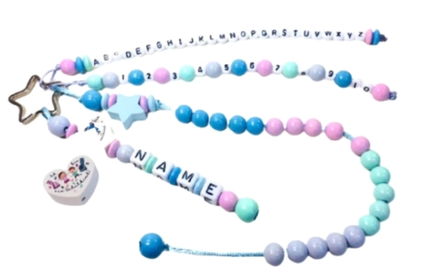 Personalisierte Rechenkette für den Schulanfang mit Namen - liebevollgestaltet in Pastellfarben Blau,Lila und Rosa. Perfekt als Geschenk zur Einschulung oder für den Kindergarten