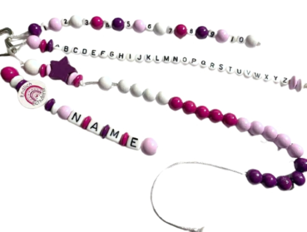 Rechenkette mit Namen in Lila, Pink und Weiß, Regenbogen-Motiv, ABC- und Zahlenreihe 1–20, personalisierbar – ideales Einschulungsgeschenk für Mädchen.