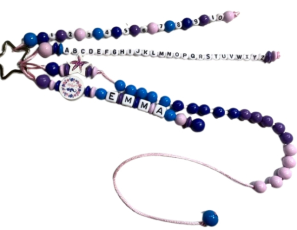 Rechenkette-seepferdchen-seestern.jpg" alt="Personalisierte Rechenkette mit Namen, Seepferdchen- und Seestern-Motiv in Blau und Lila, Lernspielzeug zur Einschulung für Mädchen