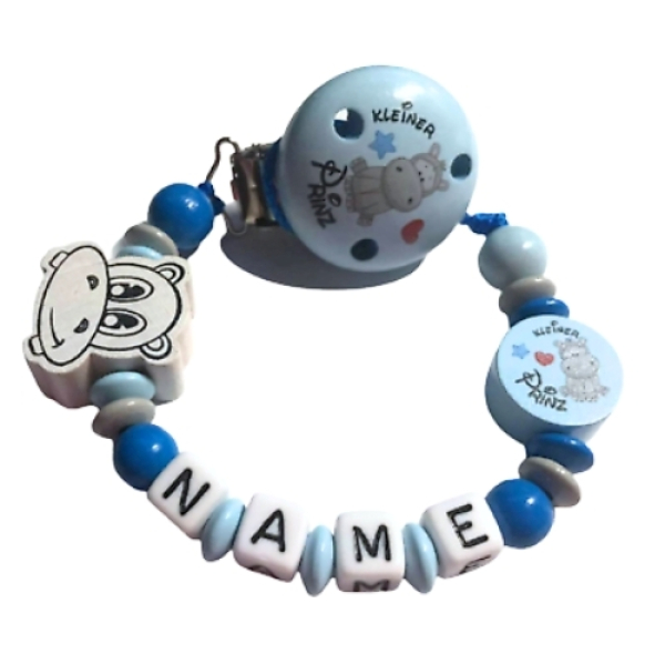 Personalisierte Schnullerkette in Blau mit Nilpferd-Motiv. Enthält Namenswürfel, Holzperlen und einen Befestigungsclip mit "Kleiner Prinz"-Design. Handgefertigt und ideal als Babygeschenk.