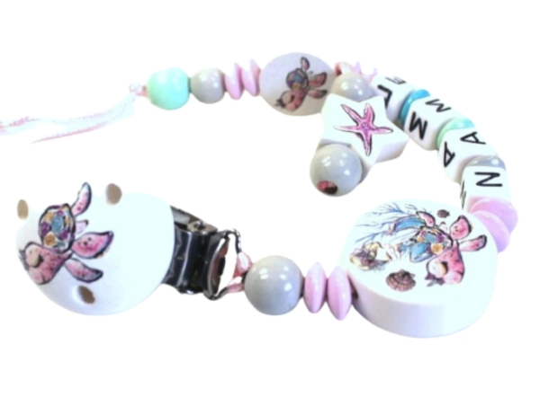 Individuelle Schnullerkette Meeresschildkröte in Pastell, handgefertigt für Mädchen