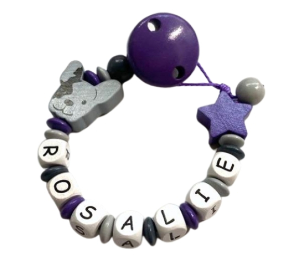 Schnullerkette Bulldogge mit Namen für Mädchen in lila personalisiertes Babyaccessoire