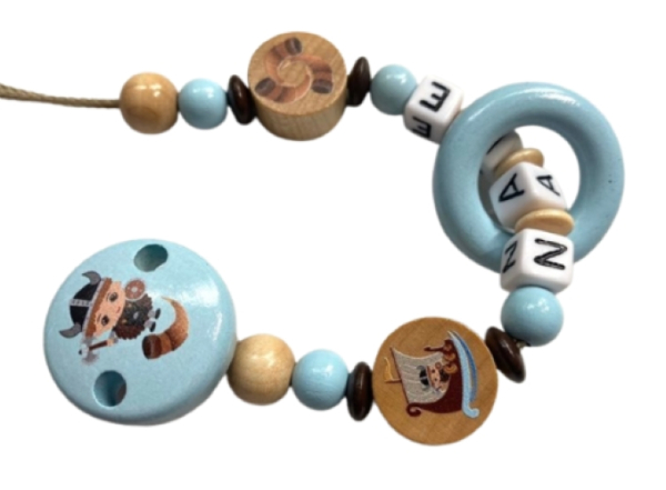 Schnullerkette mit Wikingermotiven und Holzring in hellblau, natur und dunkelbraun – personalisierbares Babyaccessoire