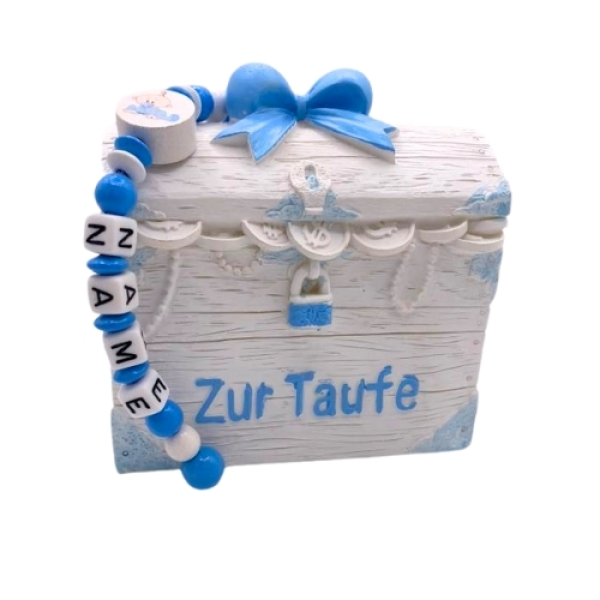 Personalisierte blaue Spardose in Form einer Schatztruhe zur Taufe eines Jungen