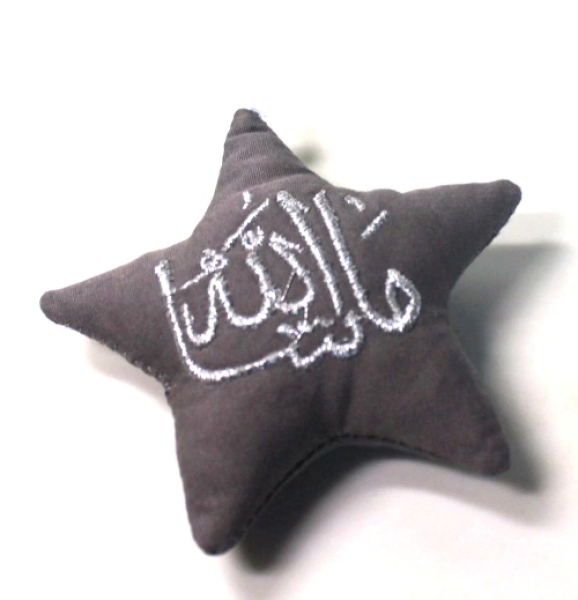 Stoffstern Mashallah in Grau – besticktes Babyaccessoire für personalisierte Schnullerkette