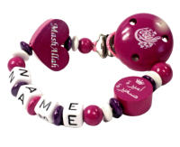 Personalisierte Schnullerkette „Mashallah“ in den Farben Pink, Weiß und Purpurlila mit dem „Mashallah“-Motiv sowie „Kleine Prinzessin“ in arabischer Schrift.