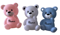 Personalisierte Teddylicht in drei Farben (rosa, weiß, hellblau) mit Namen – Sanftes Nachtlicht für Kinderzimmer