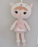 Lama-Puppe in Beige mit Regenbogen und personalisiertem Namen auf dem Bauch – ideales Geschenk