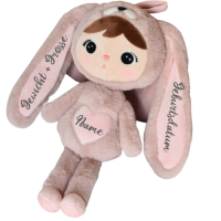 Kuscheltier Hase in Puderrosa mit langen Ohren, personalisiert mit Name auf dem Bauch und Geburtsdaten auf den Ohren