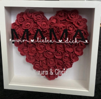 Personalisierter 3D Rosenrahmen Herz mit Kunstrosen, personalisiert mit dem Text „Mama, wir lieben dich“, ideal als Muttertagsgeschenk, aus hochwertigem Holz und Acrylglas, mit realistischen Kunstrosen in Herzform und 3D-Effekt.