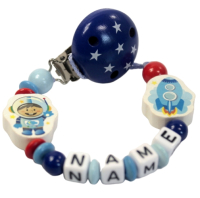 Süße, personalisierte Schnullerkette mit Astronauten- und Raketenmotiv, Namen des Kindes und Sternenclip in den Farben dunkelblau, rot und skyblau – der ideale Begleiter für kleine Abenteurer!