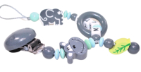 Personalisierte Schnullerkette in Grau-Mint mit Elefant- und Nilpferd-Motiven. Handgefertigt aus Holzperlen, Namenswürfeln und einem Clip zur Befestigung.