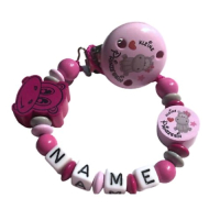 Personalisierte Schnullerkette in Rosa mit Nilpferd-Motiv. Enthält Namenswürfel, Holzperlen und einen Befestigungsclip mit 